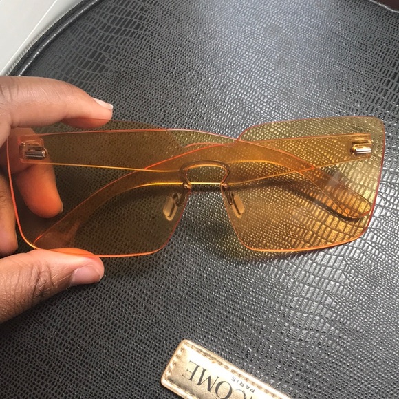 Yellow acrylic sunglasses from the Gloss Label - Picture 3 of 5